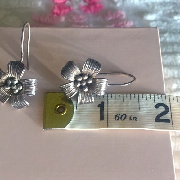 Silver Flower Pierced Earrings, Cute & Classic - Picture 7 of 8